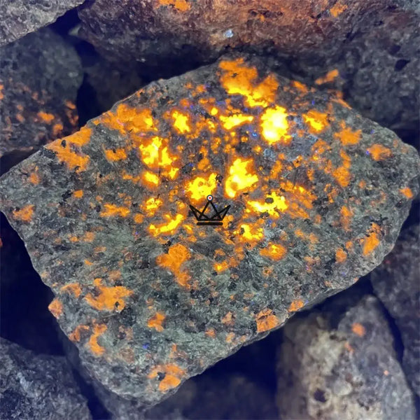 Roher Yooperlite-Stein, fluoreszierend, leuchtet unter UV-Licht — GLÜHWÜRMCHEN – 5/8