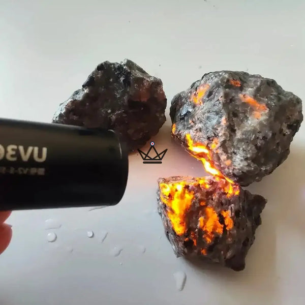 Roher Yooperlite-Stein, fluoreszierend, leuchtet unter UV-Licht — GLÜHWÜRMCHEN – 3/8