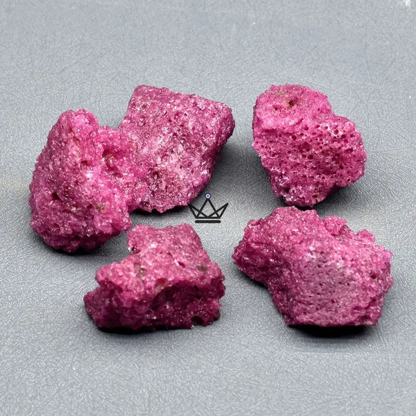 Rohe Mineralien zum Sammeln, Natursteine einzeln oder im Beutel — LITHOS, Roter Korund / 1 Stück