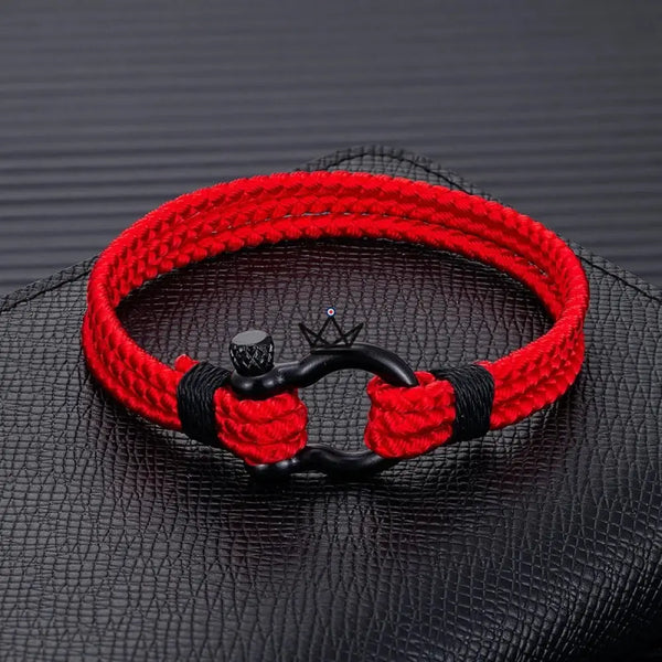 Geflochtenes Kordelarmband mit schwarzem Segelschäkel aus Edelstahl — BOSCO, Rot / S