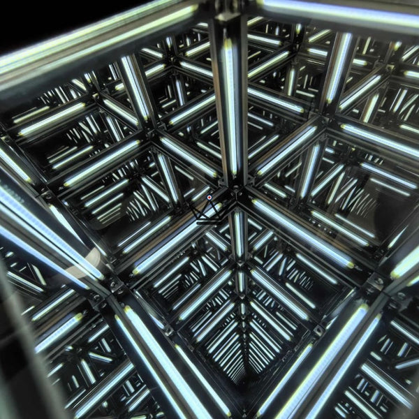 Wiederaufladbare LED-Hypercube-Lampe mit Unendlichkeitseffekt - QUANTA