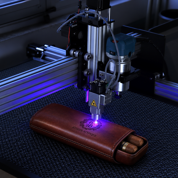 Gravure laser personnalisable d'un logo ou d'un texte sur cuir — Collection Voyageur