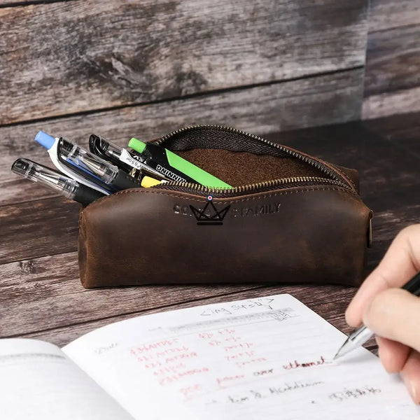 Petite trousse à crayons en cuir zippée personnalisable - Voyageur MINE - ["maj-desc","maj-filtre","Maroquinerie Personnalisable","Trousse personnalisable"] - trousse personnalisable - Cadeau, Noël, Anniversaire, Original, Fête des pères, fête des mères - Atelier Atypique