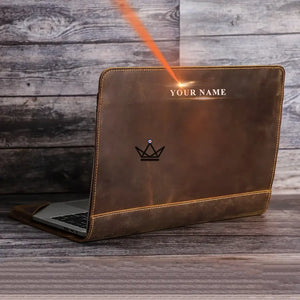 Housse Macbook en Cuir Personnalisable 13" - Voyageur RELIURE - ["Housse PC","Housse PC personnalisable","maj-filtre"] - housse PC personnalisable - Cadeau, Noël, Anniversaire, Original, Fête des pères, fête des mères - Atelier Atypique