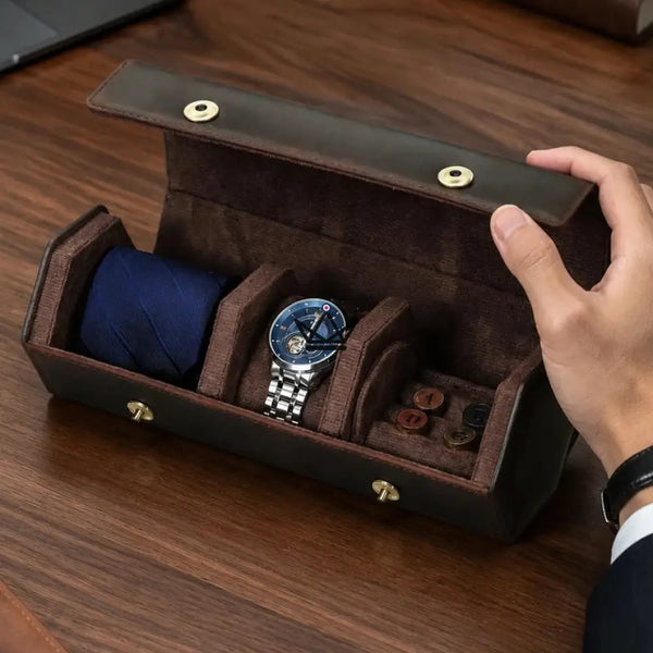Étui voyage cuir personnalisable montres et cravate - Voyageur GENTLEMAN - ["Etui Montre personnalisable","maj-filtre","Maroquinerie Personnalisable"] - etui montre personnalisable - Cadeau, Noël, Anniversaire, Original, Fête des pères, fête des mères - Atelier Atypique