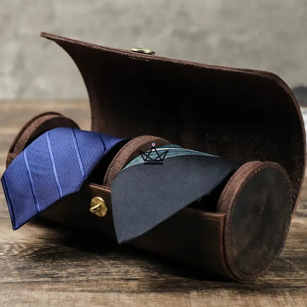 Étui à cravates en cuir personnalisable, 1 ou 2 cravates - Voyageur ASCOT - ["Divers personnalisable","maj-desc","maj-filtre","Maroquinerie Personnalisable"] - etui cravate personnalisable - Cadeau, Noël, Anniversaire, Original, Fête des pères, fête des mères - Atelier Atypique