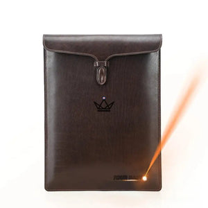 Housse Macbook en Cuir Personnalisable 13" à 15" - Voyageur CONSULAT - ["Housse PC","Housse PC personnalisable","maj-filtre"] - housse PC personnalisable - Cadeau, Noël, Anniversaire, Original, Fête des pères, fête des mères - Atelier Atypique