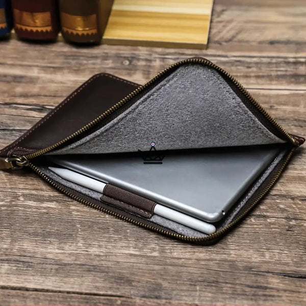 Pochette zippée cuir personnalisable pour iPad mini à dragonne - Voyageur OPUS - ["Divers personnalisable","maj-desc","maj-filtre","Maroquinerie Personnalisable"] - etui personnalisable - Cadeau, Noël, Anniversaire, Original, Fête des pères, fête des mères - Atelier Atypique