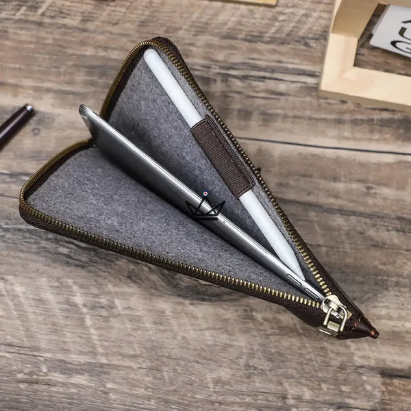 Pochette zippée cuir personnalisable pour iPad mini à dragonne - Voyageur OPUS - ["Divers personnalisable","maj-desc","maj-filtre","Maroquinerie Personnalisable"] - etui personnalisable - Cadeau, Noël, Anniversaire, Original, Fête des pères, fête des mères - Atelier Atypique