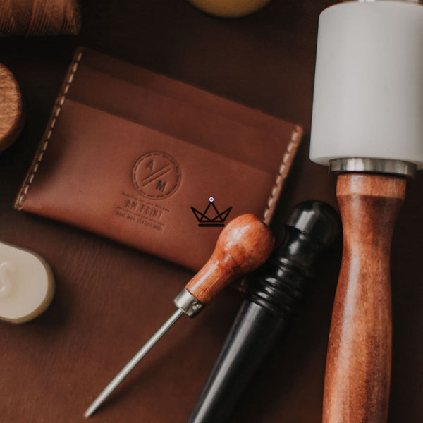 Gravure laser personnalisable d'un logo ou d'un texte sur cuir — Collection Voyageur