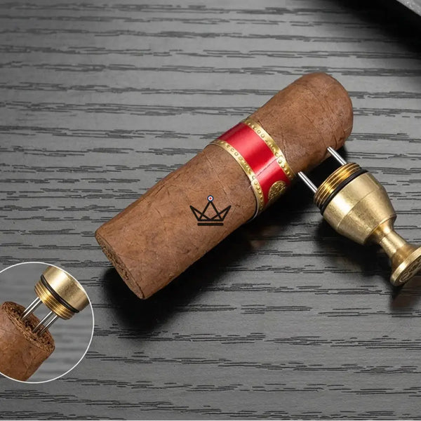 Goldener 2-in-1-Zigarrenbohrer-Schlüsselanhänger mit Nadel — SCEPTRE – 4/9
