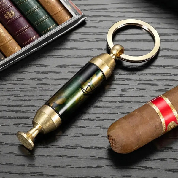 Goldener 2-in-1-Zigarrenbohrer-Schlüsselanhänger mit Nadel — SCEPTRE – 5/9